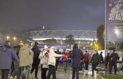 La distribuzione all'Olimpico dei volontari della Via della Felicità