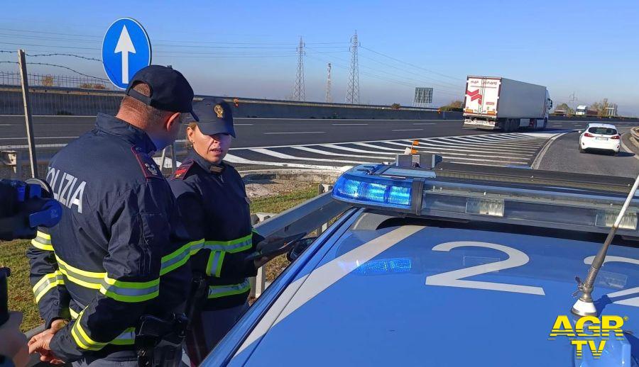 Polizia gli agenti della stradale intervenuti Polizia gli agenti della stradale intervenuti