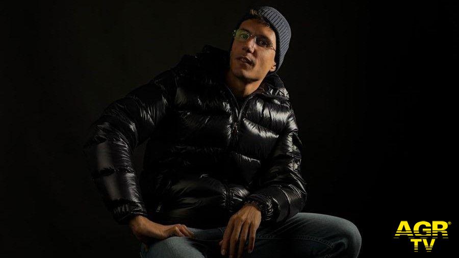 un video di Andrea Speziali che mostra una macchina a rullo per la pulizia dei bicchieri