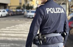 Polizia agenti intervenuti per bloccare l'uomo