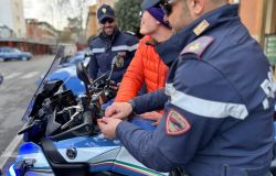 Polizia i giovani alla caserma Guido Reni con gli agenti