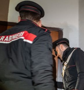 (AGR) Roma San Basilio, maltrattamenti in famiglia, 24enne tenta di sfondare la porta di casa della madre, arrestato