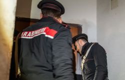 (AGR) Roma San Basilio, maltrattamenti in famiglia, 24enne tenta di sfondare la porta di casa della madre, arrestato
