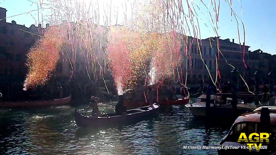 Venezia inaugurazione Carnevale i coriandoli dalla 