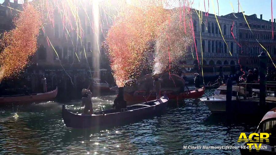 Venezia inaugurazione Carnevale i coriandoli dalla 