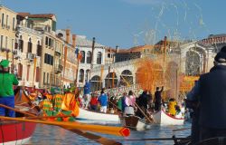 corteo di barche a Venezia che inaugura il Carnevale - Credits ©HarmonyLife Tour