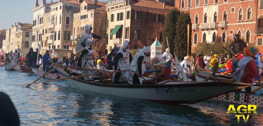 corteo di barche a Venezia che inaugura il Carnevale - Credits ©HarmonyLife Tour