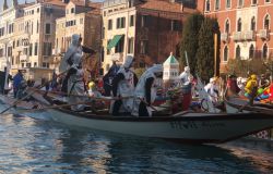 corteo di barche a Venezia che inaugura il Carnevale - Credits ©HarmonyLife Tour