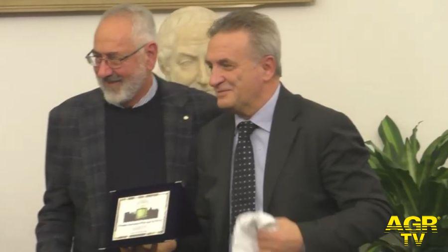 il direttore di AGRTV, Ettore Giuffrida alla consegna della Targa ricordo Antenna d’Oro per la Tivvù 2026