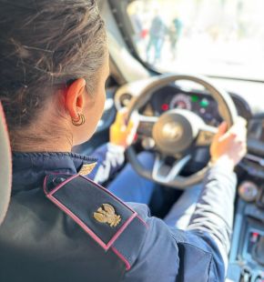 (AGR) Albano, deruba fattorino del portafogli e fa la spesa con  la sua carta di credito, in manette 48enne