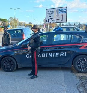 (AGR) Pomezia, aggredisce, picchia ed accoltella la madre che non vuole dargli i soldi per la droga, arrestato 23enne