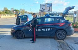 (AGR) Pomezia, aggredisce, picchia ed accoltella la madre che non vuole dargli i soldi per la droga, arrestato 23enne