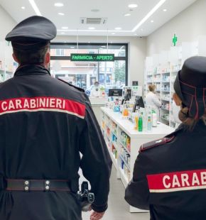 (AGR) Roma, insegue una donna fin dentro una farmacia, arrivano i Carabinieri e li aggredisce, arrestato 37enne