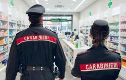 (AGR) Roma, insegue una donna fin dentro una farmacia, arrivano i Carabinieri e li aggredisce, arrestato 37enne
