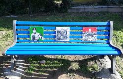 La panchina azzurra nel quartiere Giuliano Dalmata di Roma