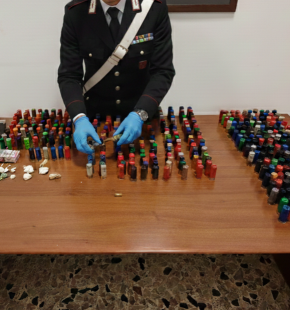 (AGR) Lariano, blitz antidroga dei Carabinieri, arrestata 42enne, sequestrata droga e munizioni