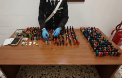 (AGR) Lariano, blitz antidroga dei Carabinieri, arrestata 42enne, sequestrata droga e munizioni