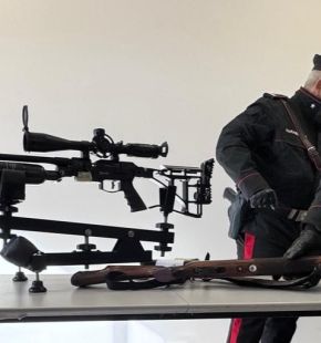 (AGR) Bracciano, colpi di fucile contro infissi e mura del quartiere, arrestato 60enne con un arsenale in casa