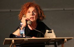 (AGR) “Mamma sei sempre nei miei pensieri….spostati!” il 7 e l'8 febbraio al teatro Domma (Axa)