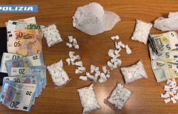 (AGR) Roma, arrestati 8 pusher in vari quartieri dalla Squadra Mobile, scoperto deposito a tenuta magnetica