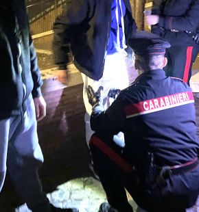 (AGR) Roma, in un video sui social danza brandendo un coltello, i Carabinieri lo riconoscono e lo denunciano