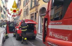 Intervento dei Vigili del fuoco del comando di Firenze in via Borgo San Frediano per incendio al terzo piano di un condominio