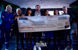 un_momento_della_consegna_dell'assegno_con_Max_Tonetto