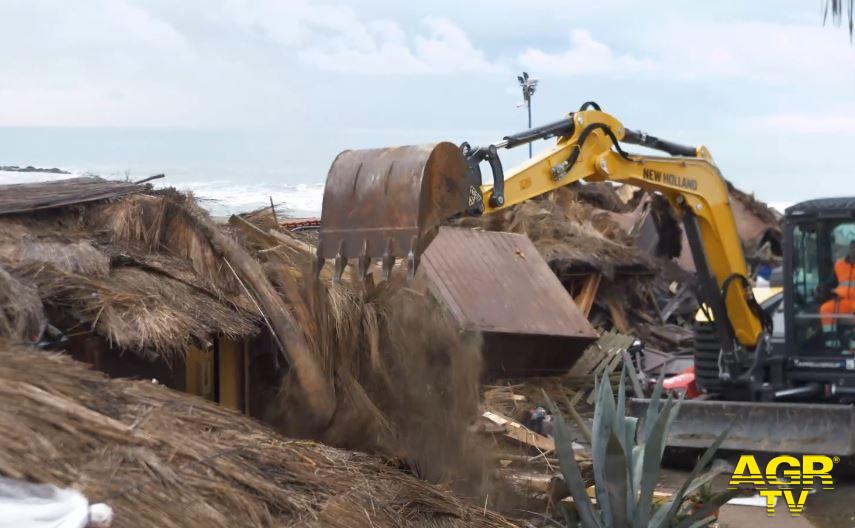 Ostia, demolito l'ex-Village sul lungomare