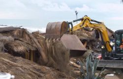 Ostia, demolito l'ex-Village sul lungomare