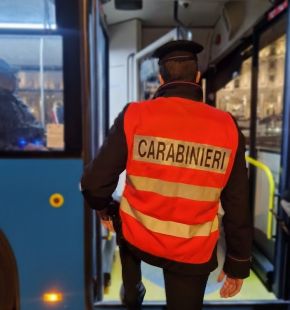 Rocca Priora, ubriaco impugnando il coltello si rifiutava di scendere dal bus al capolinea, disarmato e denunciato Rocca Priora, ubriaco impugnando il coltello si rifiutava di scendere dal bus al capolinea, disarmato e denunciato