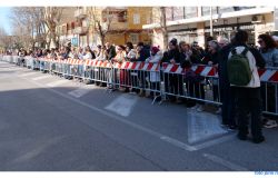 Ostia la gente attende dietro le transenne l'arrivo del Papa
