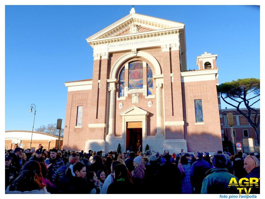 Ostia la gente accalcata sul piazzale della Regina Pacis - ©Ph di Pino Rampolla Ostia la gente accalcata sul piazzale della Regina Pacis - ©Ph di Pino Rampolla