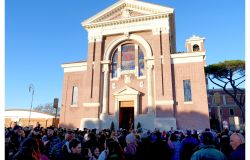 Ostia la gente accalcata sul piazzale della Regina Pacis - ©Ph di Pino Rampolla