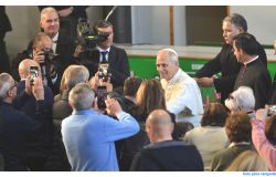 Ostia Papa Leone XIV incontra i cittadin i