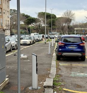 Ostia, via Diego Simonetti, chiesta la rimozione delle colonnine di ricarica per veicoli elettrici