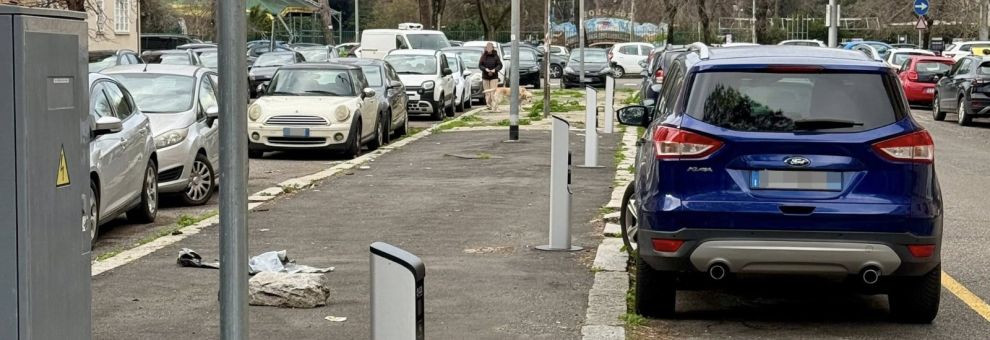 Ostia, via Diego Simonetti, chiesta la rimozione delle colonnine di ricarica per veicoli elettrici Ostia, via Diego Simonetti, chiesta la rimozione delle colonnine di ricarica per veicoli elettrici