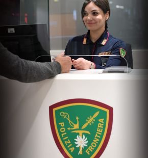 Fiumicino, la Polizia di Frontiera arresta francese 34enne per favoreggiamento all'immigrazione clandestina