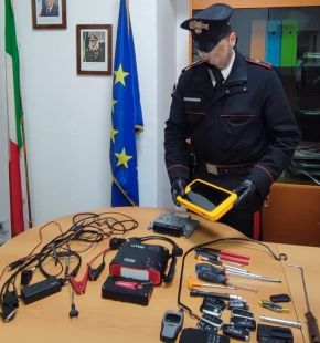 Roma, denunciati due uomini, avevano nascoste nell'auto: centraline, chiavi alterate e grimaldelli Roma, denunciati due uomini, avevano nascoste nell'auto: centraline, chiavi alterate e grimaldelli