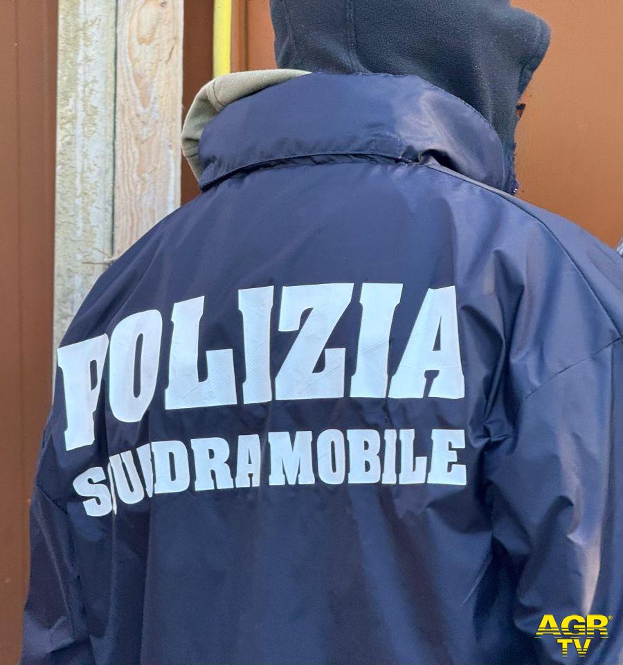 Polizia squadra mobile intervenuta arresto latitante Polizia squadra mobile intervenuta arresto latitante