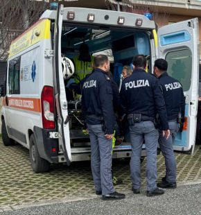 Roma, Rocca di Cencia, due agenti si gettano tra le fiamme per salvare madre e figlio