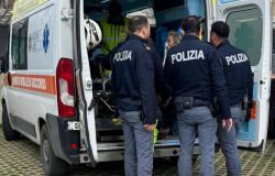 Roma, Rocca di Cencia, due agenti si gettano tra le fiamme per salvare madre e figlio