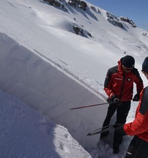 Alpi, il servizio Meteomont dei Carabinieri lancia l'allarme sul pericolo valanghe ed invita alla prudenza Alpi, il servizio Meteomont dei Carabinieri lancia l'allarme sul pericolo valanghe ed invita alla prudenza