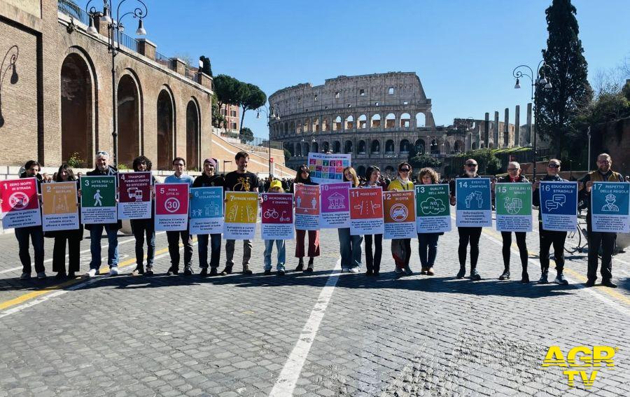 Roma via Fori Imperiali manifestazione per mobilità sostenibile Roma via Fori Imperiali manifestazione per mobilità sostenibile