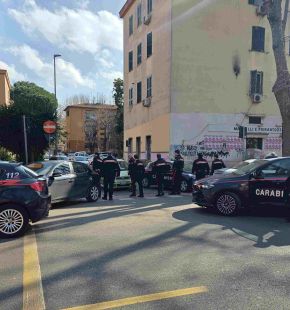 Roma, circondate tutte le piazze di spaccio del Quarticciolo, 11 pusher in manette, oltre 300 dosi di stupefacente sequestrate Roma, circondate tutte le piazze di spaccio del Quarticciolo, 11 pusher in manette, oltre 300 dosi di stupefacente sequestrate