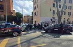 Roma, circondate tutte le piazze di spaccio del Quarticciolo, 11 pusher in manette, oltre 300 dosi di stupefacente sequestrate