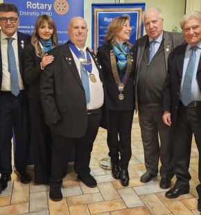 Fiumicino – Rotary, la visita del Governatore Adriana Muscas segna una serata di valori, nuovi soci e progetti per il futuro