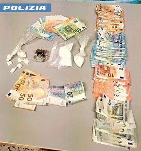 Roma, consegna su ordinazione della droga, trasporto nel doppio fondo delle auto, retata di pusher della Polizia, 11 arresti Roma, consegna su ordinazione della droga, trasporto nel doppio fondo delle auto, retata di pusher della Polizia, 11 arresti