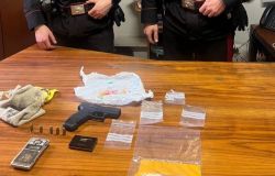 Roma, Guardia giurata passa la notte con  due donne e viene derubato della pistola, ritrovata a casa di un 20enne, 2 arresti
