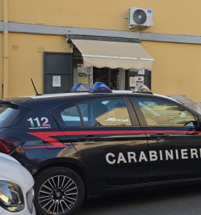 Roma Centocelle, colpisce alla testa con una bottiglia il titolare di un minimarket per una birra, arrestato 48enne Roma Centocelle, colpisce alla testa con una bottiglia il titolare di un minimarket per una birra, arrestato 48enne