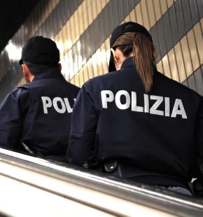 Roma Termini, fermati gli autori di due rapine compiute con identica modalità in pochi minuti e spaccio di droga, 5 arresti Roma Termini, fermati gli autori di due rapine compiute con identica modalità in pochi minuti e spaccio di droga, 5 arresti